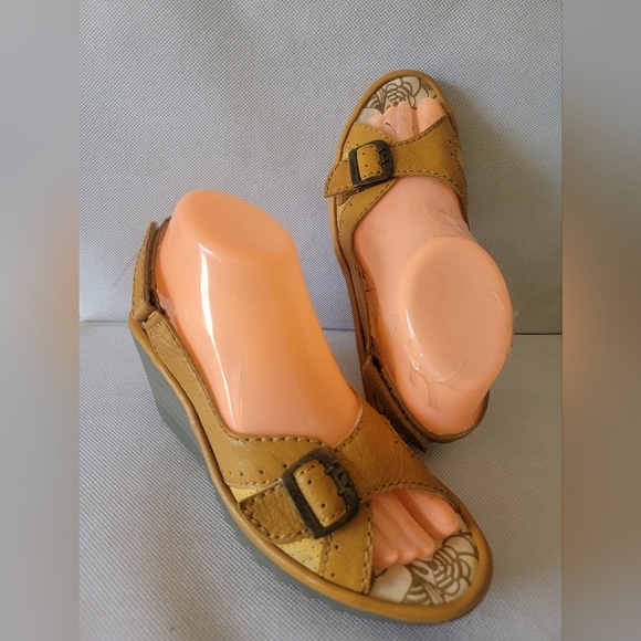 FLY LONDON SAFFORN MUSTARD LEATHER 2-1/2" WEDGE HEEL SANDALS   sz US 7 - Euro 38 - Picture 1 of 7
